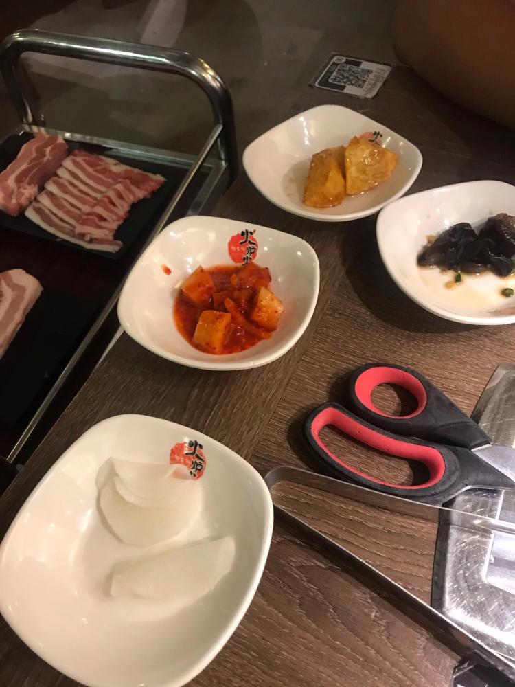 火炉火自助餐(顺义华联店"在顺义华联商场5层服务员感觉不够用,一.