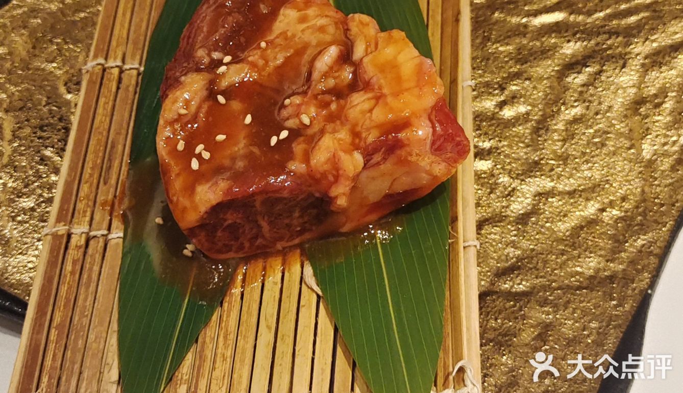 在牛角吃烤肉会验证烤肉吃五分或七分熟真的肉质口感会绝佳