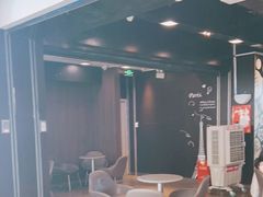 等位区-麦当劳(深圳北站高铁店)