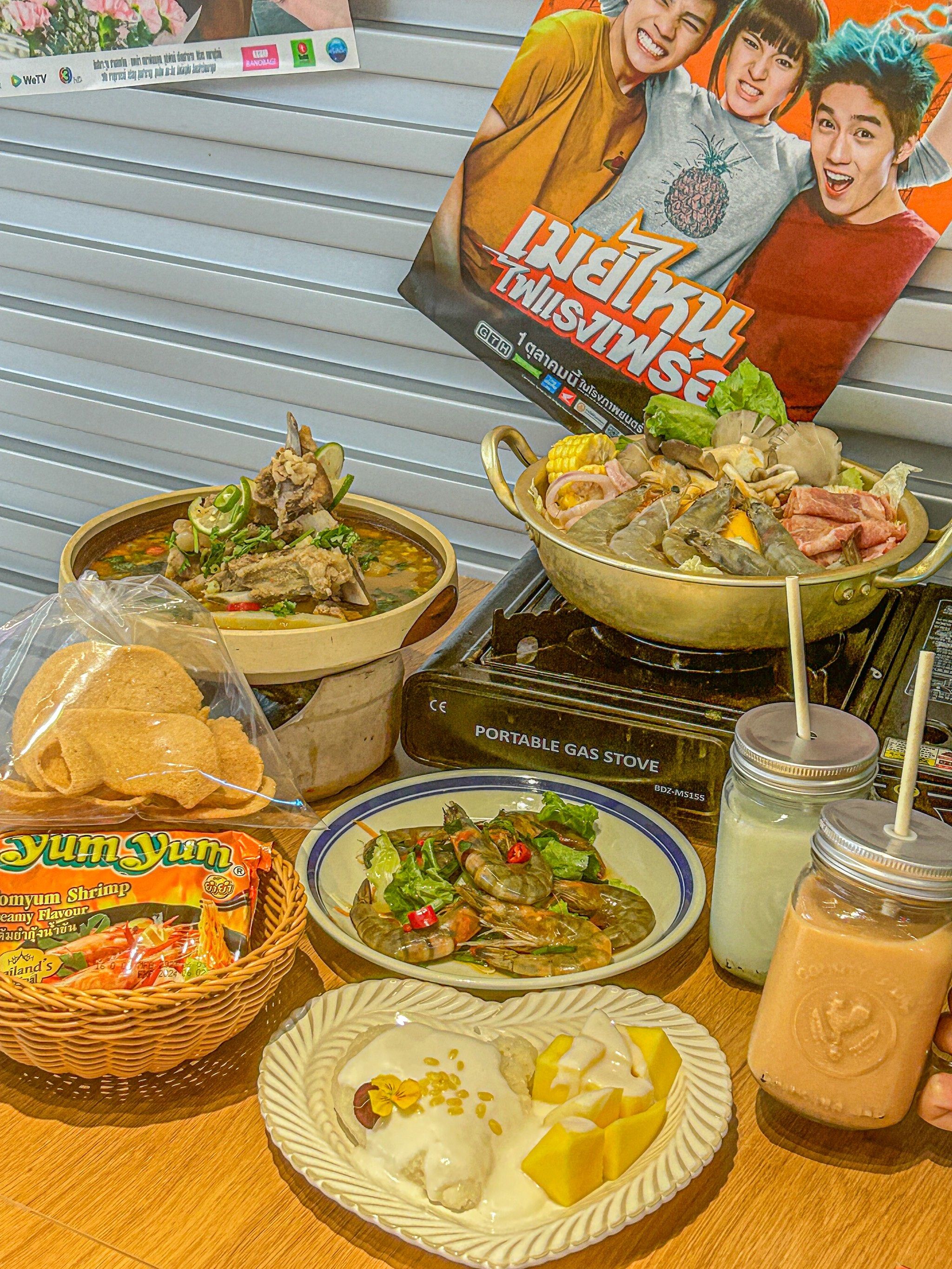 9593还是泰国的伊桑菜,
环境偏街头风,
贴了好些泰剧的海报在