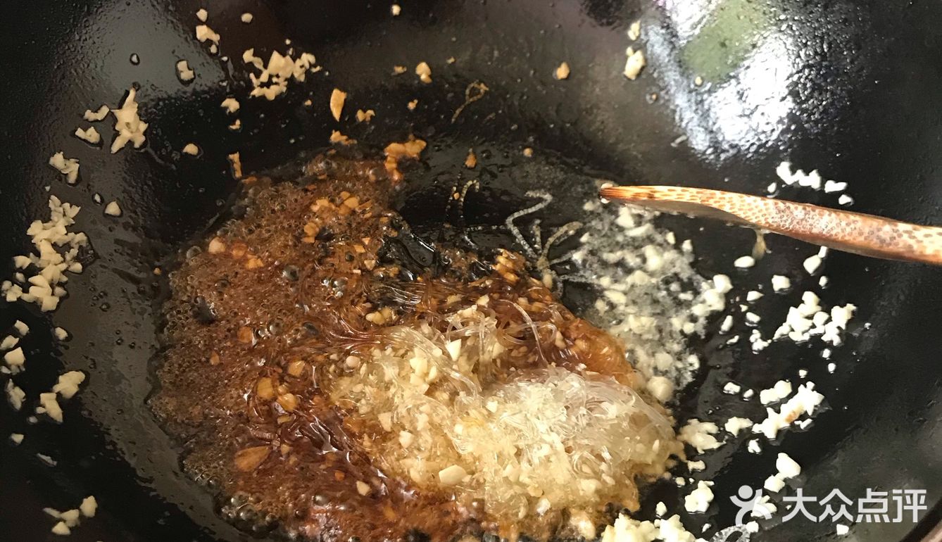 滋阴润肠通便的蒜蓉粉丝蒸鲍鱼