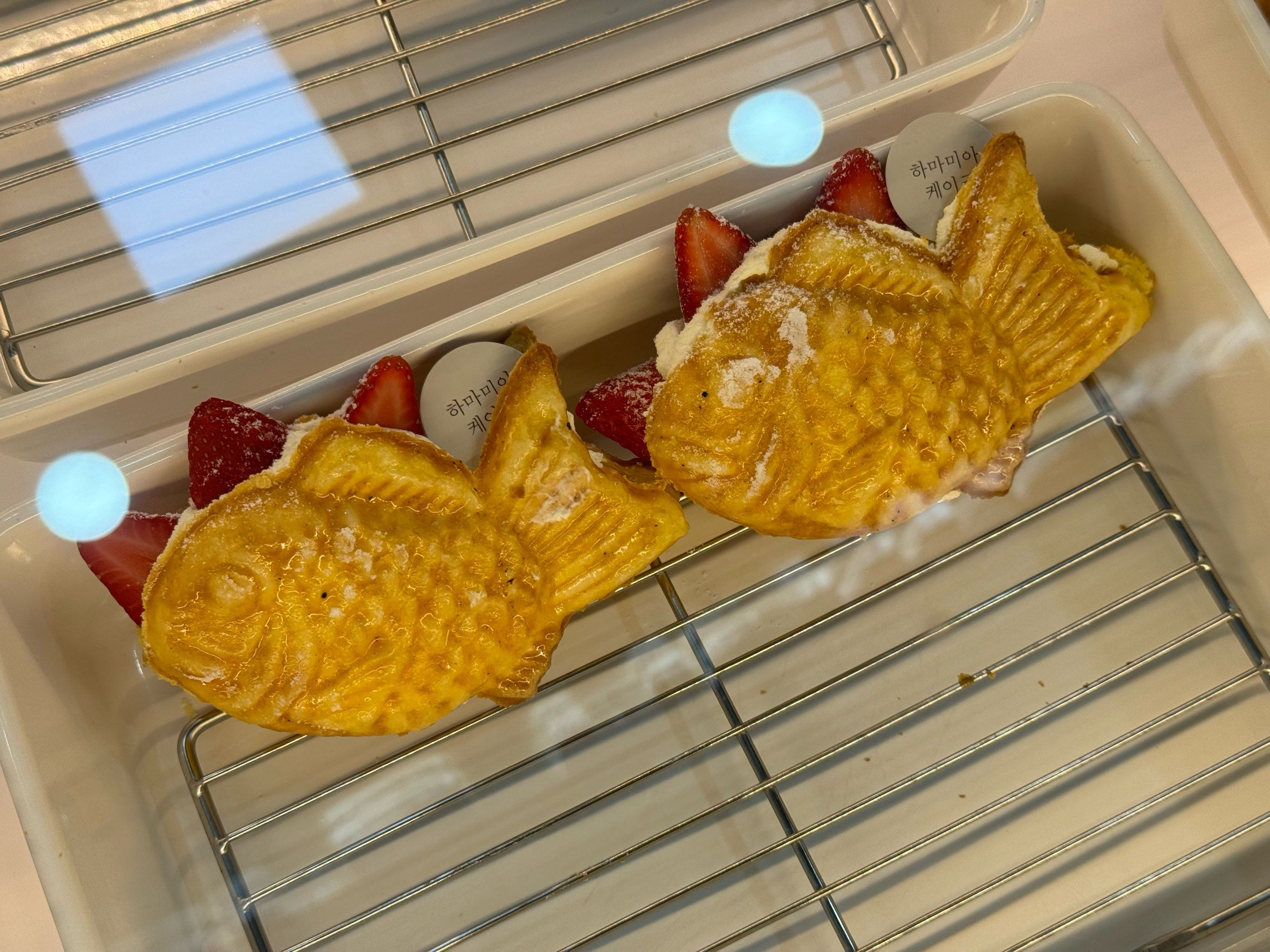 夹着奶油和草莓的鲷鱼烧