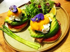 班尼迪克蛋配牛油果-MIKAKU(万达广场上海宝山店)