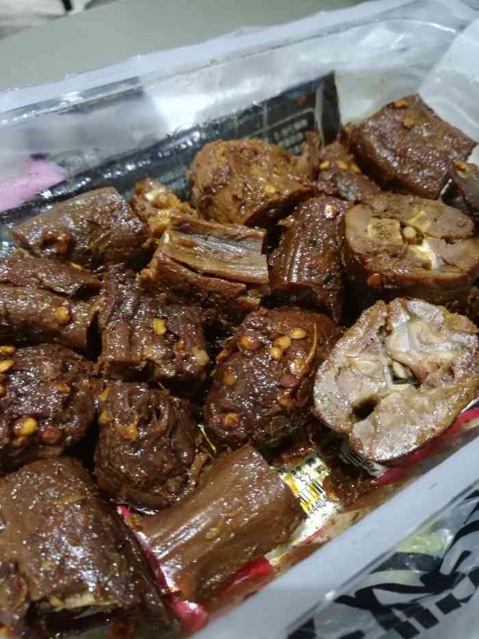 周黑鸭(凯德广场店)-"荤素都有,而且很划算,线下买一盒鸭脖差不.