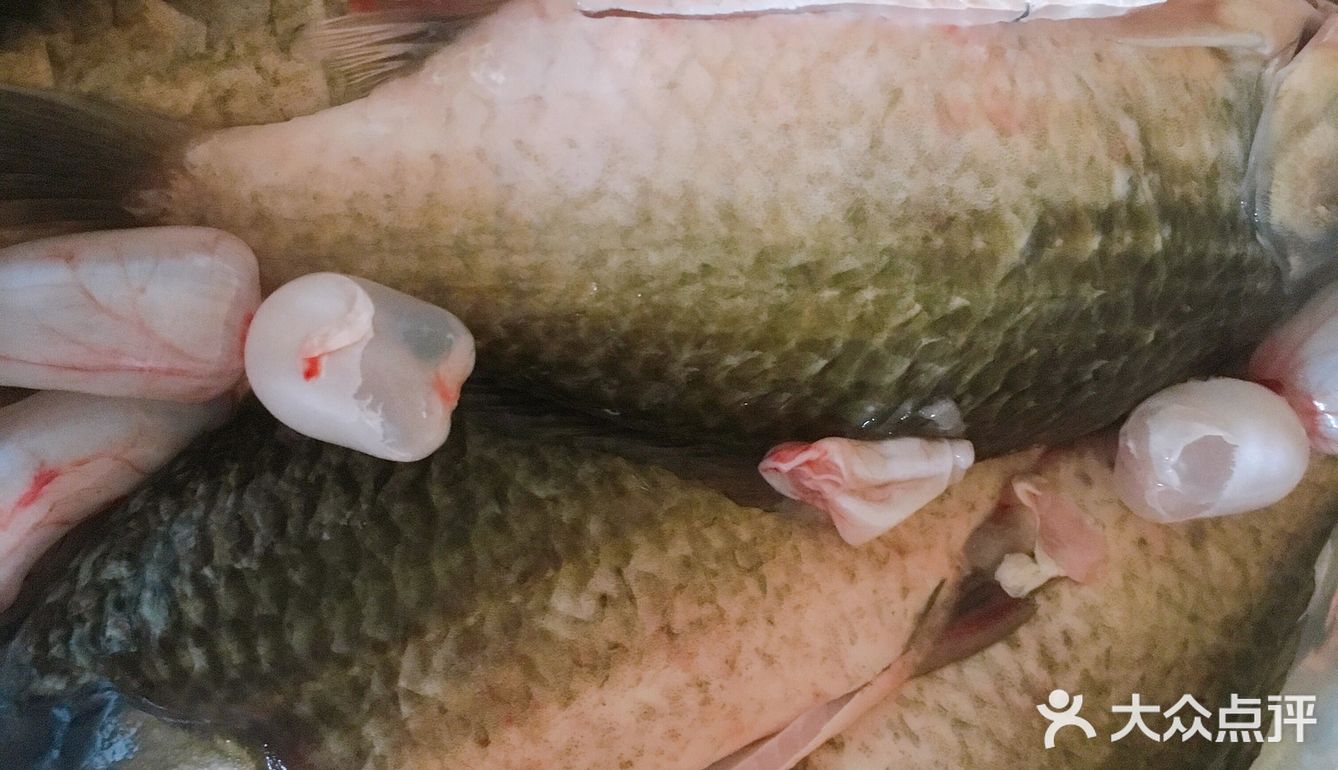 放入料酒生姜葱段，然后弄一勺豆瓣酱，放入水