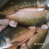 放入料酒生姜葱段，然后弄一勺豆瓣酱，放入水