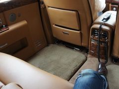 劳斯莱斯内后排一个人的孤独-王府半岛酒店