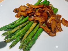 牛肝菌扒芦笋-一坐一忘云南菜(卓悦中心)