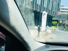 入口-龙湖虹桥天街-停车场