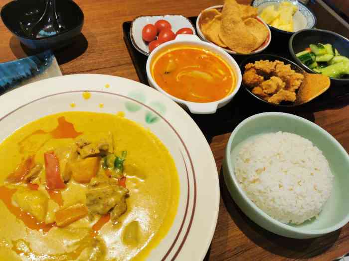 打分 大中午的只有我一个人吃饭,除了几个外卖小哥进出.