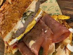 双蛋指椒牛肉汉堡-魏斯理汉堡(西安沣东吾悦店)