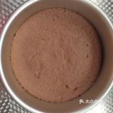 太馋蛋糕了，做了一个巧克力戚风蛋糕，狂放可可粉