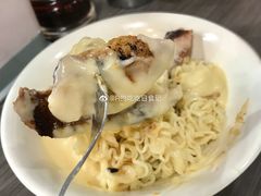 猪颈肉芝士捞公仔面-新记餐厅(香槟大厦店)