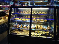 面包甜点陈列柜-乔哥铭洋海鲜自助(皇城恒隆广场店)