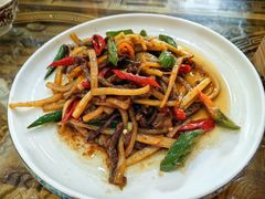 酸萝卜炒牛肉-宗巴雍姆藏餐府