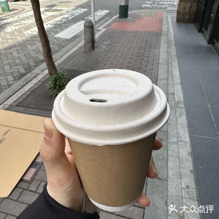 在店门口等开门[偷笑]一定要喝到的热黑咖