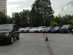 -枫蓝国际购物中心-地面停车场