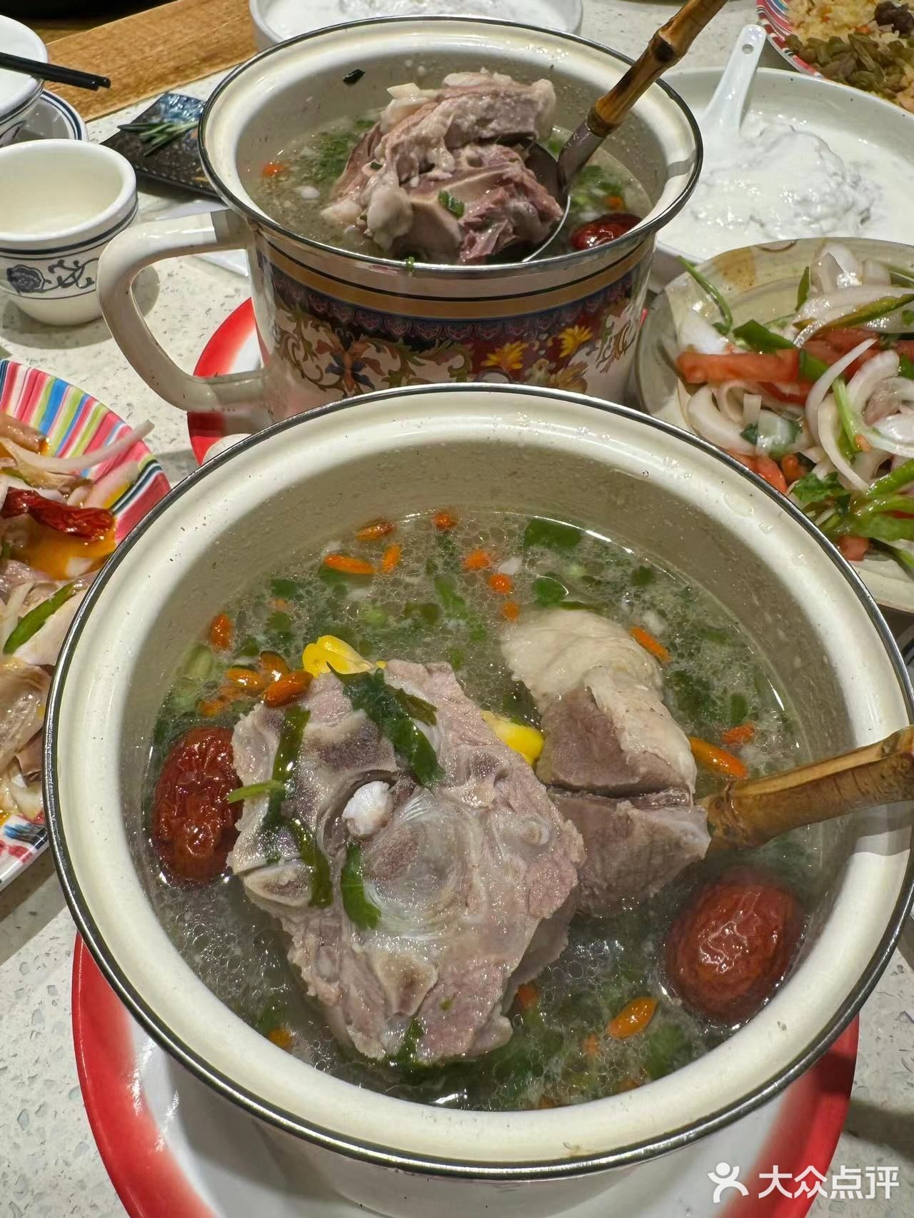 《品尝缸子肉,邂逅经典美食》