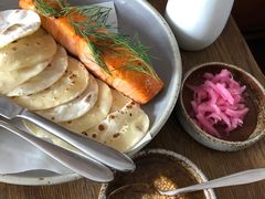 烟熏三文鱼配烤饺子皮和芥末籽酱-BOR Eatery(安福路店)