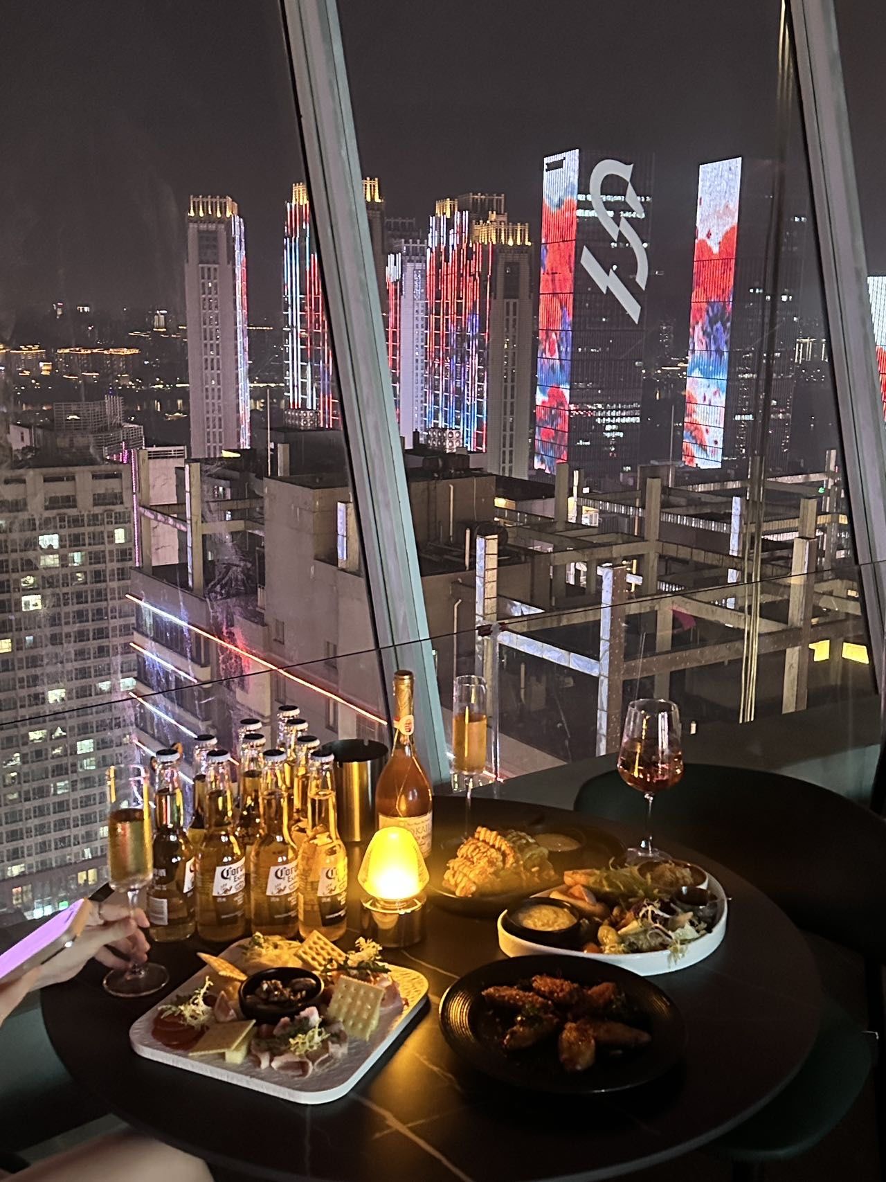 长沙浪漫邂逅360°旋转餐厅[爱心]情侣