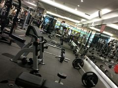 器械区-宝力豪健身