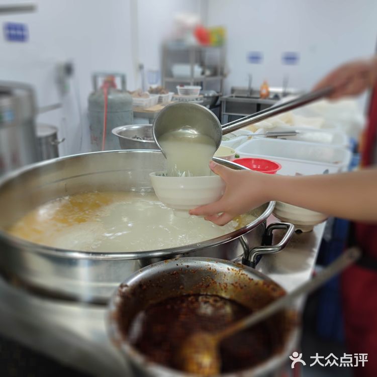 头碗汤有空调室内喝，二碗汤坐微风户外喝，你喜欢室内还是户外！