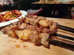 红柳羊肉串-阿里家·新疆烤肉酒場 by MIG