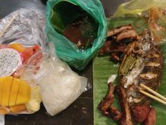 烤罗非鱼&nbsp;排骨&nbsp;糯米饭&nbsp;水果-琅勃拉邦夜市