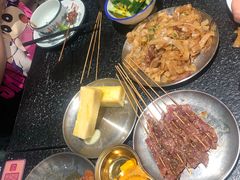 -何妹湿辣牛肉·粤式烧烤砂煲(桂雅路店)