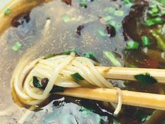酸菜肉丝米线-越洋肖氏老米线(杨家坪店)