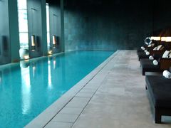 晚上更美的泳池-上海璞麗酒店