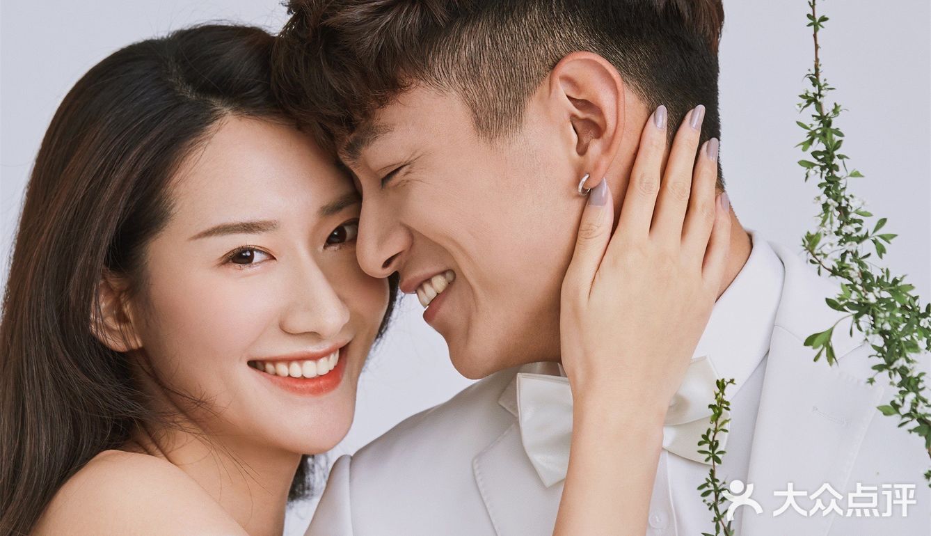 室内极简婚纱照，简单的幸福