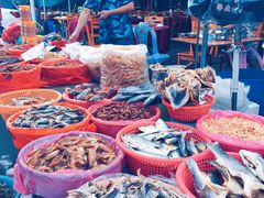-霞涌市场海鲜摆卖区