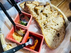三种酱配酸面包-Mesa Madre梅萨妈妈·Bintana(国贸店)