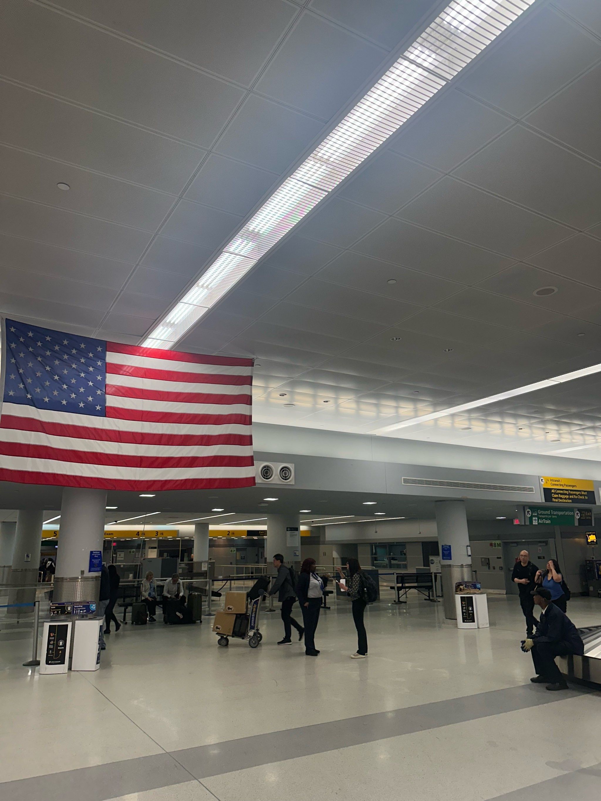 肯尼迪机场,没那么华丽,没那么特别,空气也没那么自由,美国旗下休息的