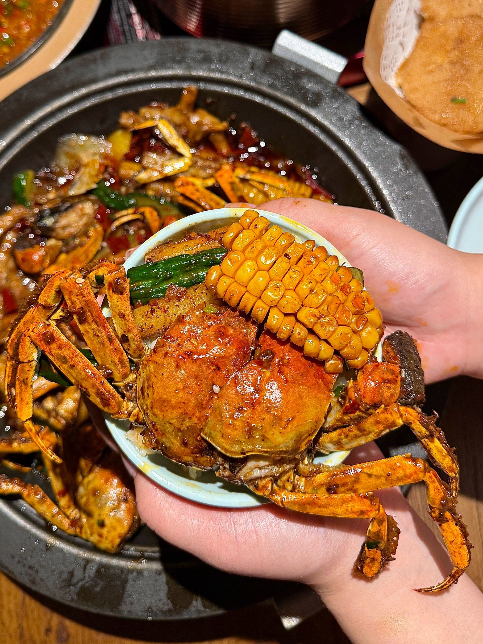 n这一次大闸蟹一上新我就跑来了 好吃到停不下来 
猛嗦手指