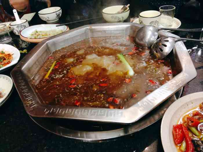 李记酸菜鸡(外滩店)-"环境还是可以比较宽敞,鸡肉味道还是不错.