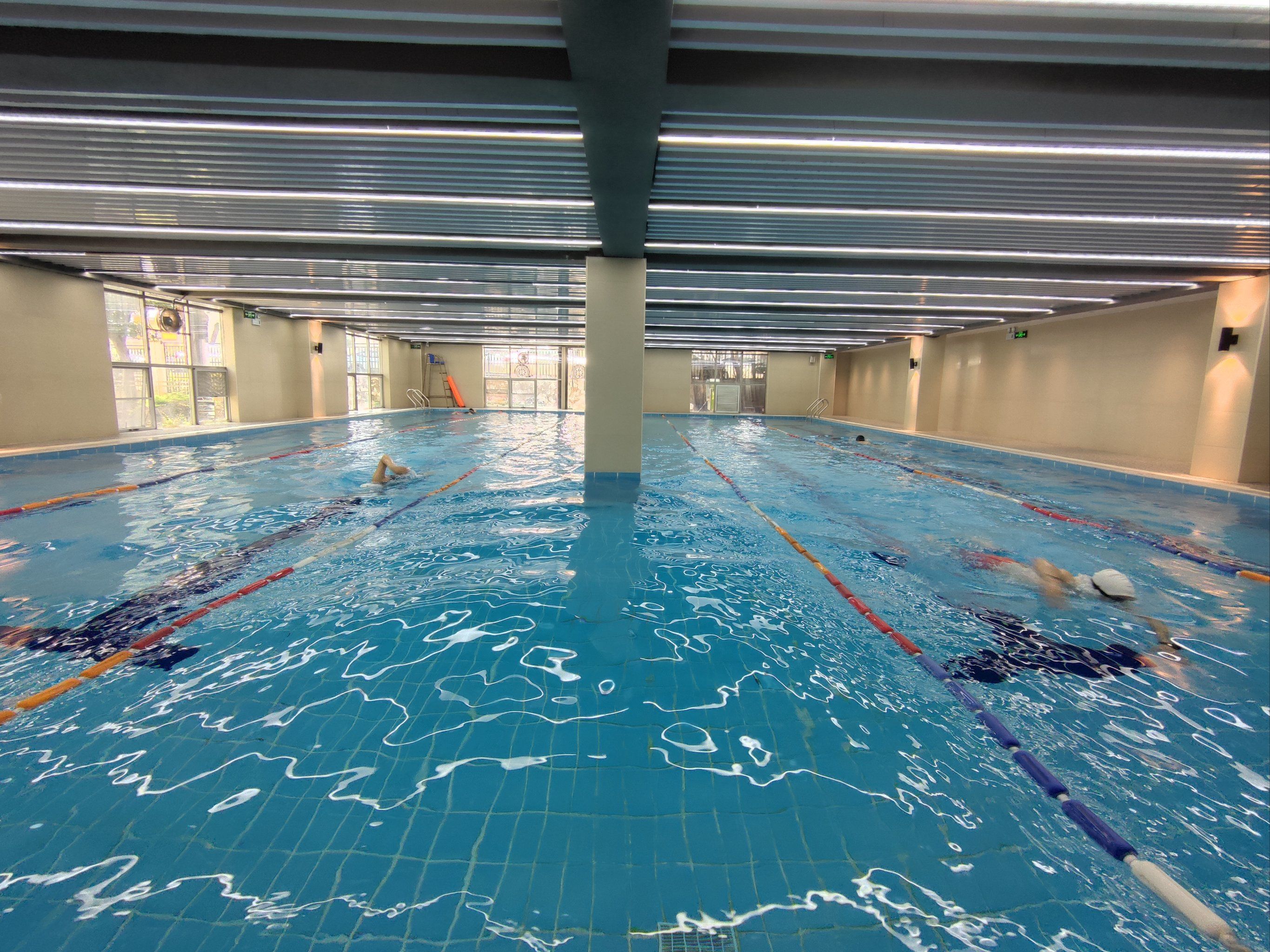 塘厦这家健身房泳池水很清澈,一年四季恒温的