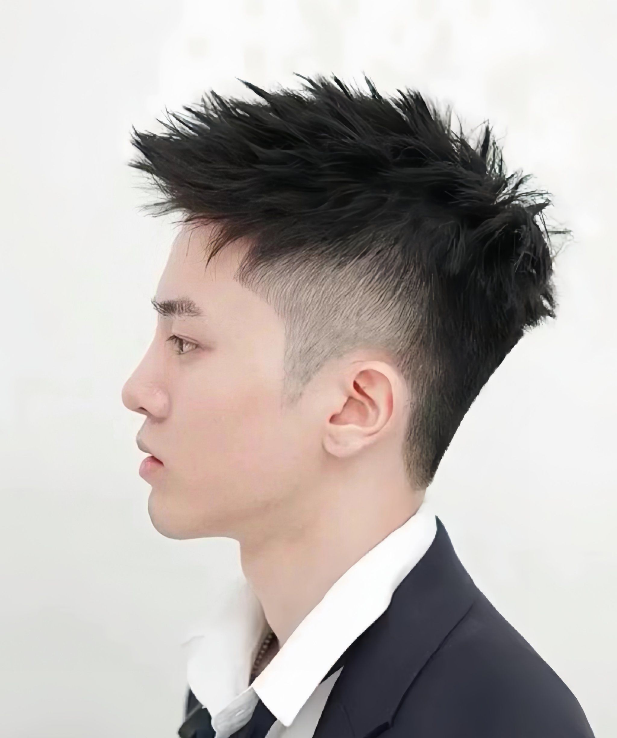 摩根前刺飞机头
男生必备款摩根立体前刺 整体发型流向朝前摩根使