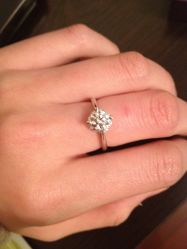 得意洋洋的戴着-威德钻石-克拉钻大本营(南京东路店)