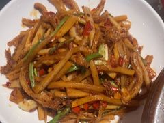 -阿瓦山寨·湘菜现炒·剁椒鱼头王(咸阳总店)