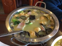 锅仔三鲜鱼面筋-鸿运酒楼