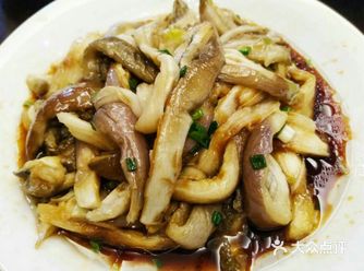 夏季快手菜—葱油茄子 食材清单： 茄子2个 葱一根