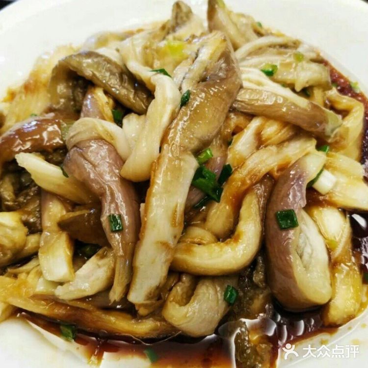 夏季快手菜—葱油茄子 食材清单： 茄子2个 葱一根