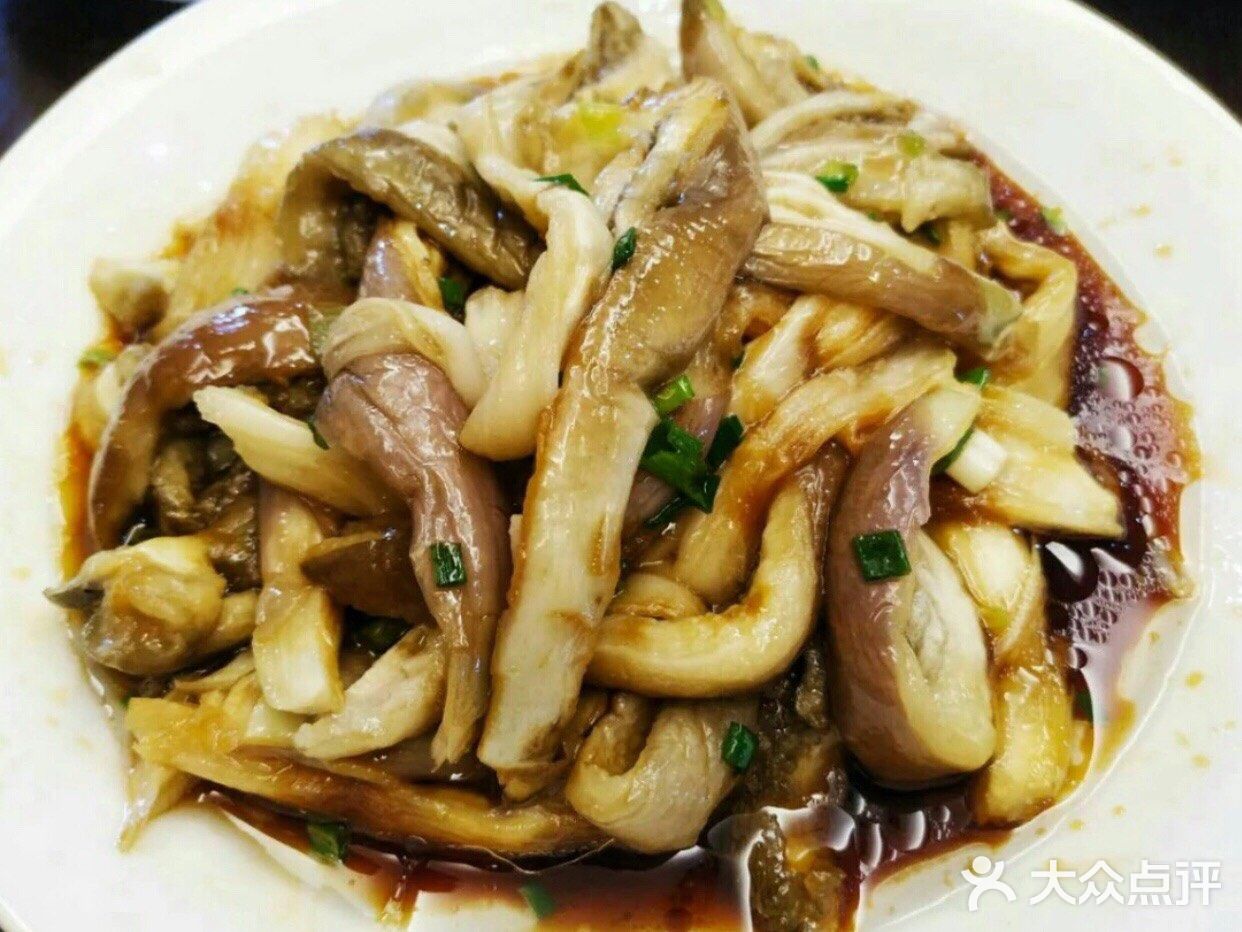 夏季快手菜—葱油茄子 食材清单： 茄子2个 葱一根