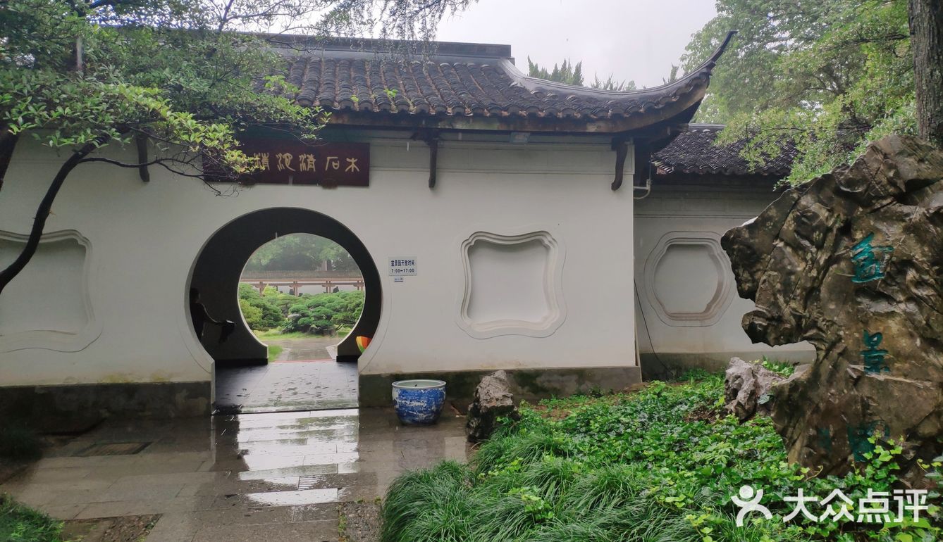 杭州花圃的长廊,雨天体验更好哦!