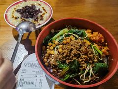-爆炸头阿姨小四川正宗川味小吃(无任何分店)