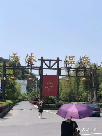 人多一起戏闹更是其乐融融，也是拍照的好去处