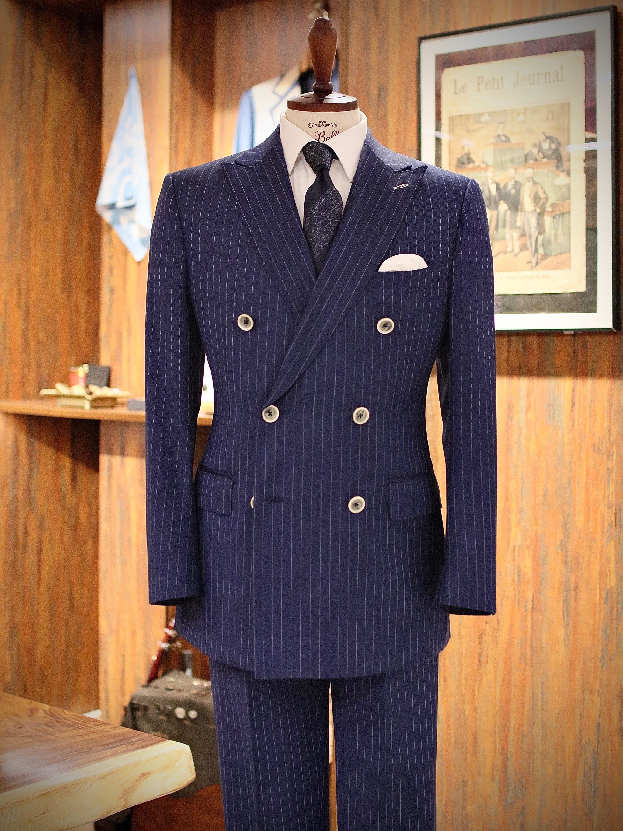 西装的单一感
还增添了几分随性和年轻的气息
双排扣的款式经典中