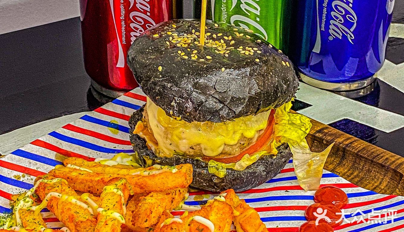 疯狂拉丝的芝士黑汉堡🍔这谁顶的住啊